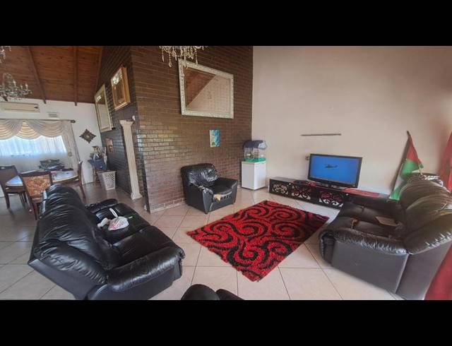 5 BEDROOM HOUSE FOR SALE IN SEA VIEW